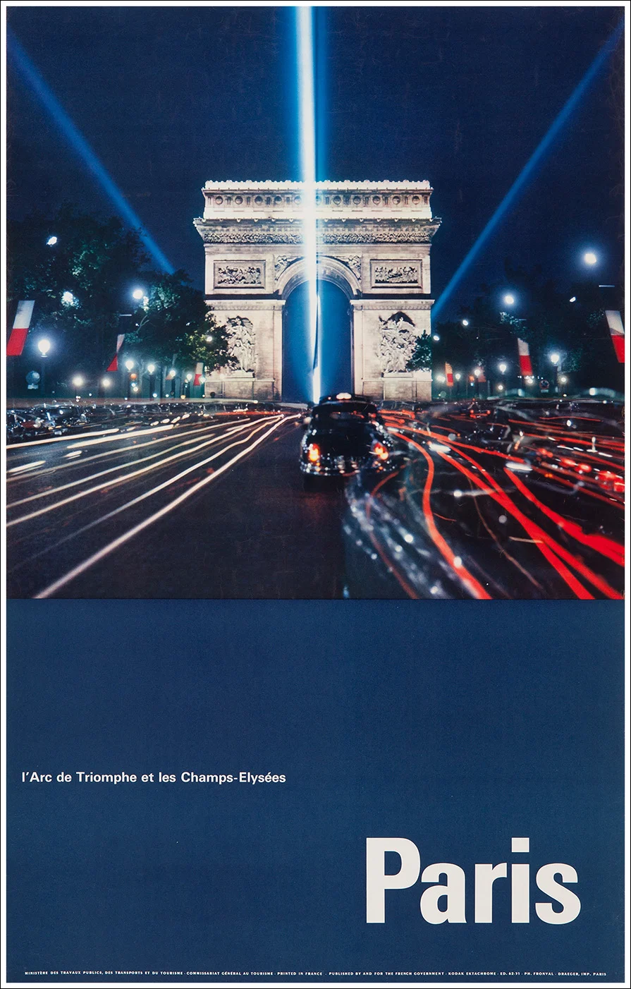 Paris, l'Arc de Triomphe et les Champs Elysées / Jaguar Mk II