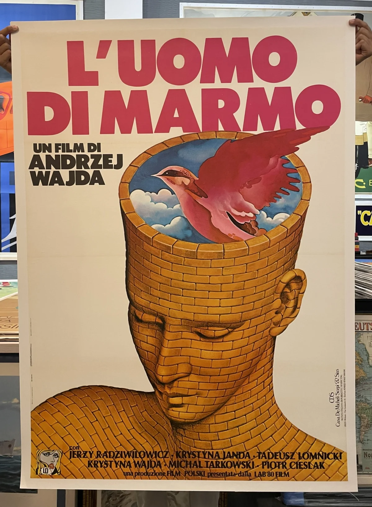 L'Uomo di Marmo, un film di Andrzej Wajda / scultura "L'uomo della pace" - Franco Scepi, Museo MAGI '900 Bologna