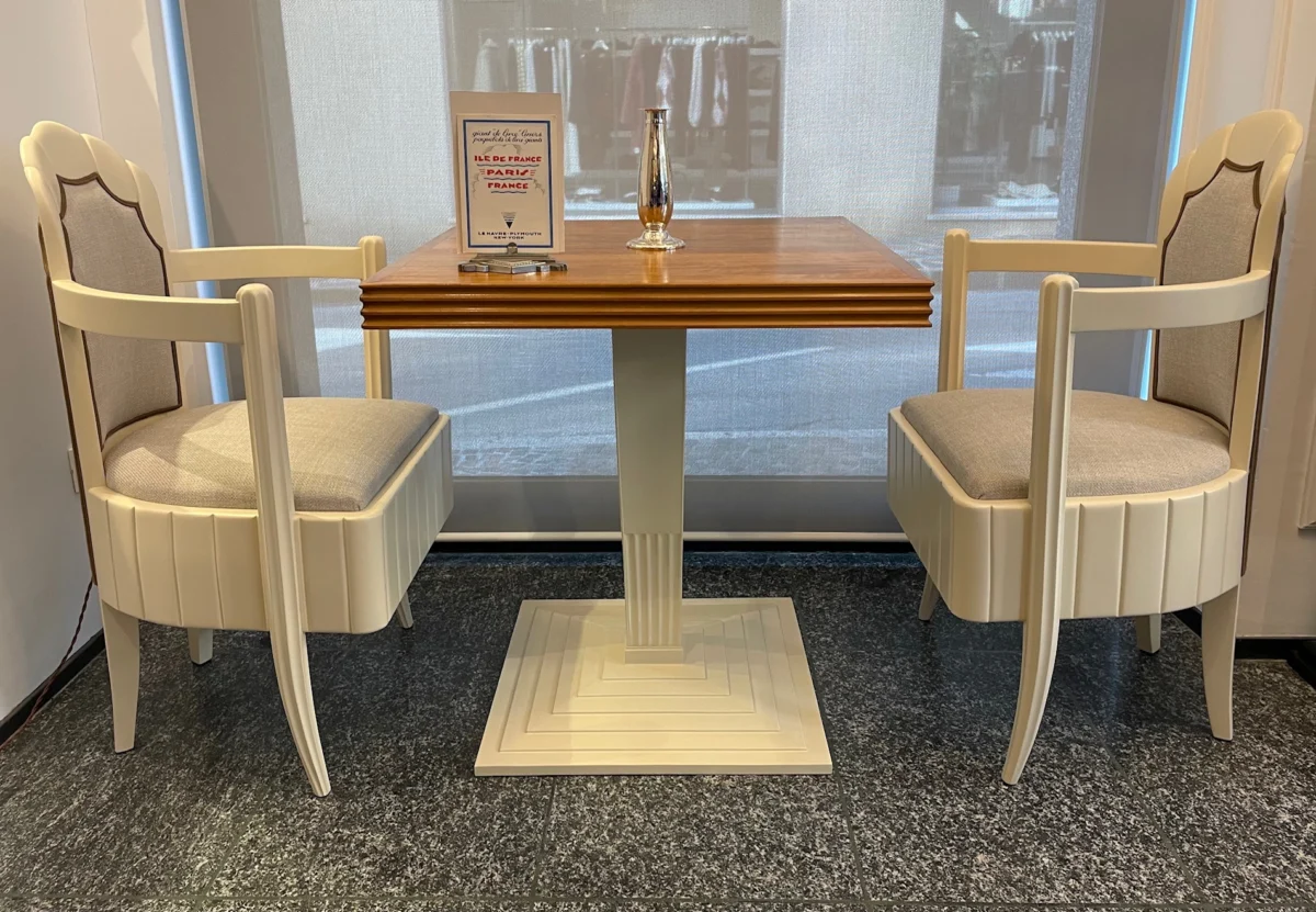 Ensemble di un tavolino e 2 poltroncine in sicomoro di Pierre Patout per il ristorante Prima Classe del transatlantico ILE DE FRANCE, 1927, CGT Compagnie Générale Transatlantique sulla rotta Le Havre - New York