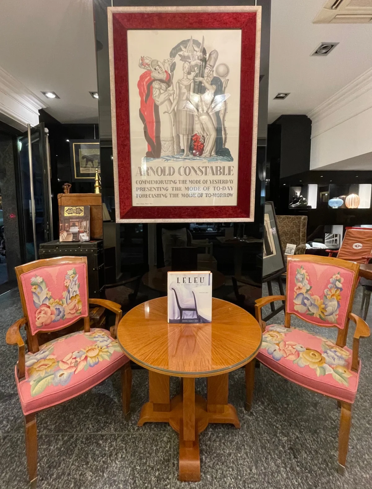 Ensemble Art Déco francese composto da guéridon e due poltroncine di Jules Leleu, in mogano chiaro, tessuto in lana su disegno di Marie Laurencin