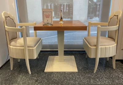 Ensemble di un tavolino e 2 poltroncine in sicomoro di Pierre Patout per il ristorante Prima Classe del transatlantico ILE DE FRANCE, 1927, CGT Compagnie Générale Transatlantique sulla rotta Le Havre - New York
