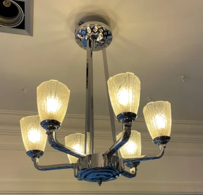 Lampadario Art Déco francese in bronzo cromato, firmato P.M. Pierre Meynadier a sei luci con vetro molato e pressato, decoro geometrico