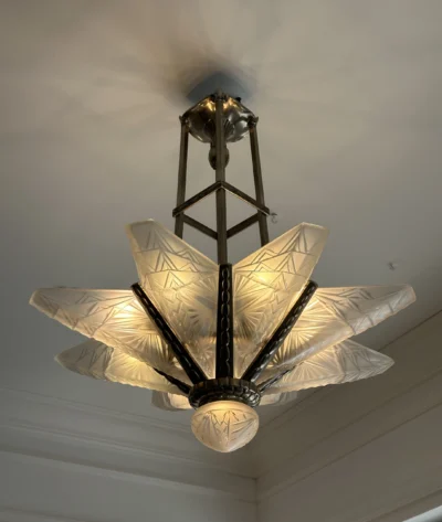Lampadario Art Déco da otto placche in vetro pressato e molato, decoro geometrico
