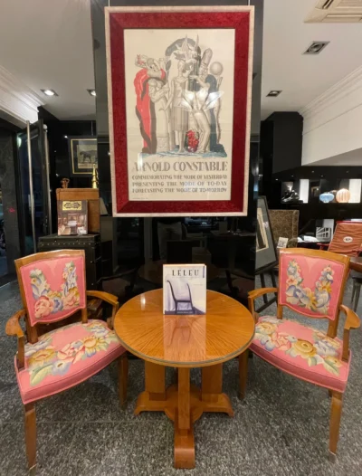 Ensemble Art Déco francese composto da guéridon e due poltroncine di Jules Leleu, in mogano chiaro, tessuto in lana su disegno di Marie Laurencin